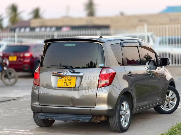 Toyota Ractis 2008 Gray