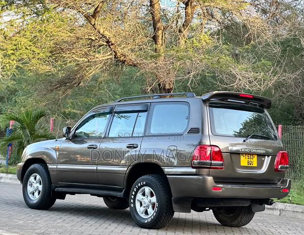 Toyota Land Cruiser 2001 Gray