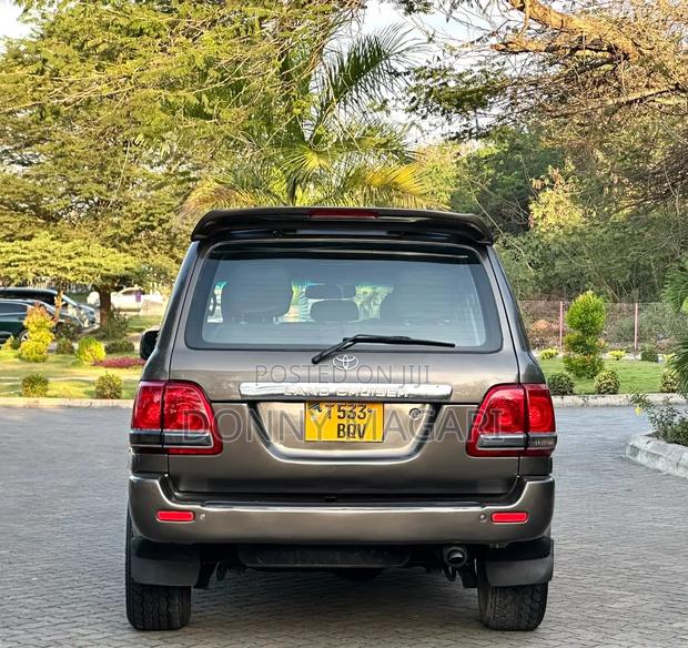 Toyota Land Cruiser 2001 Gray