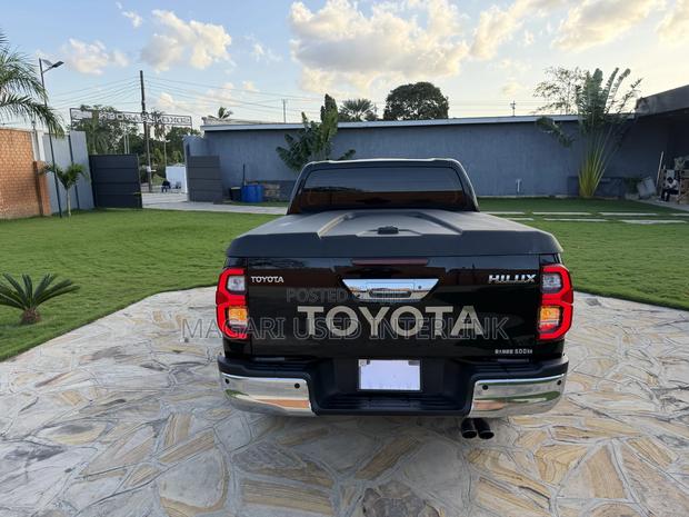 Toyota Hilux 2021 Black
