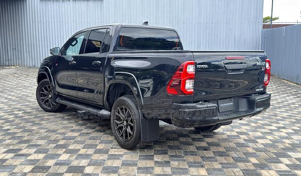 Toyota Hilux 2022 Black