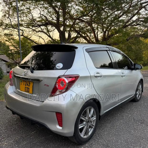 Toyota Vitz 2012 Silver
