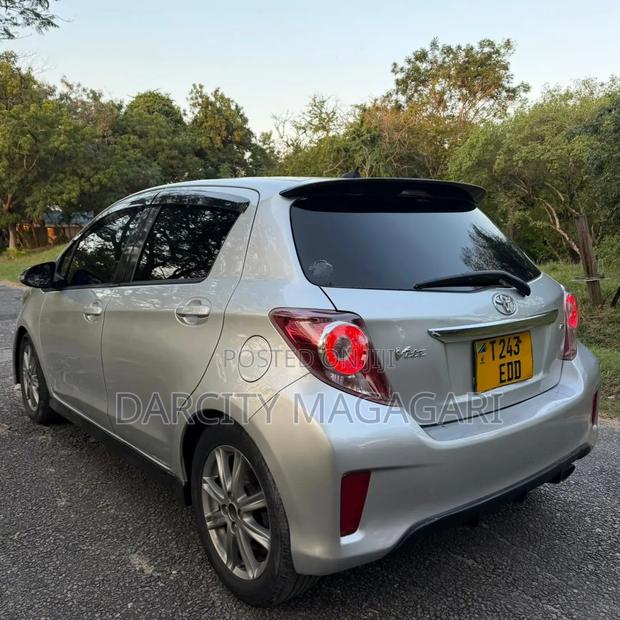 Toyota Vitz 2012 Silver