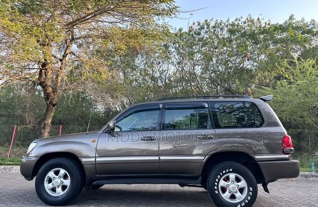 Toyota Land Cruiser 2001 Gray