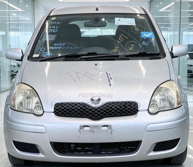 Toyota Vitz 2002 Silver