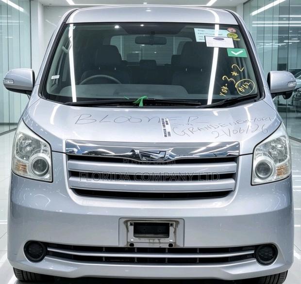 Toyota Noah 2009