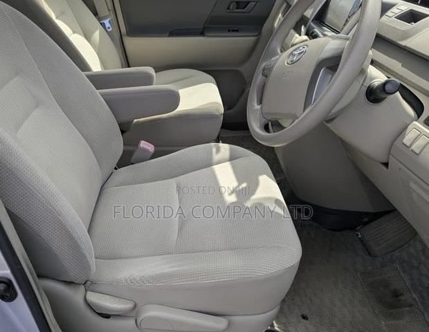Toyota Noah 2009