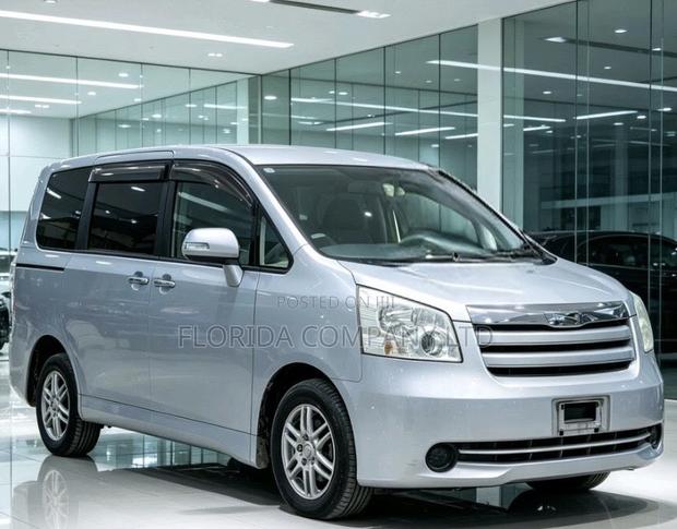 Toyota Noah 2009
