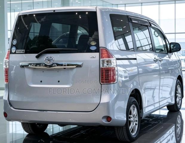 Toyota Noah 2009
