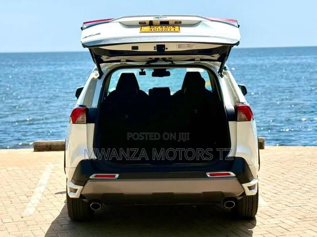 Toyota RAV4 Hybrid 2020 Pearl