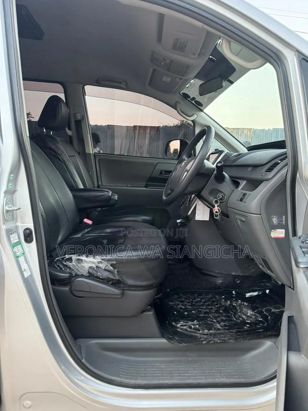 Toyota Noah 2007 Silver