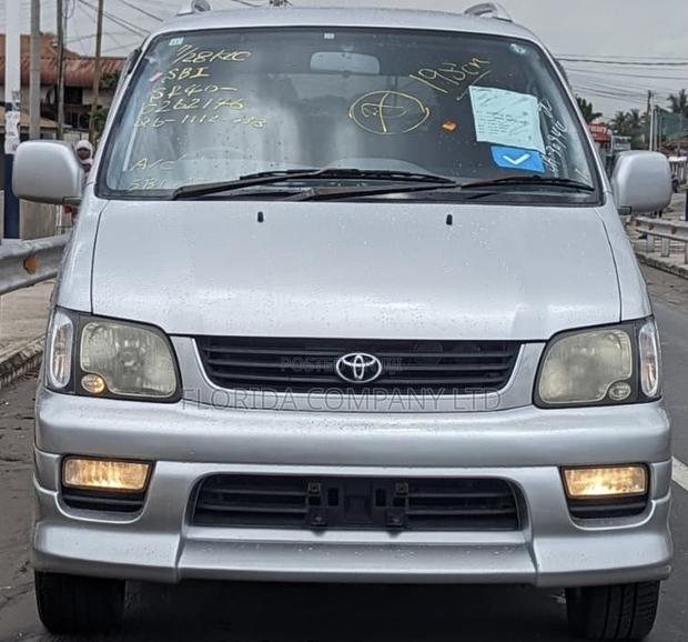 Toyota Noah 2001