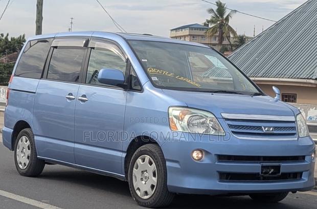 Toyota Noah 2006 Blue