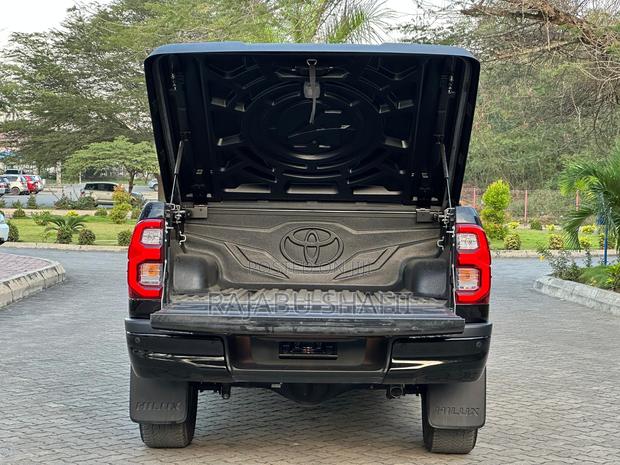 Toyota Hilux 2024 Black