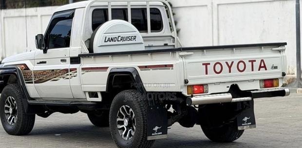Toyota Land Cruiser 2013 White