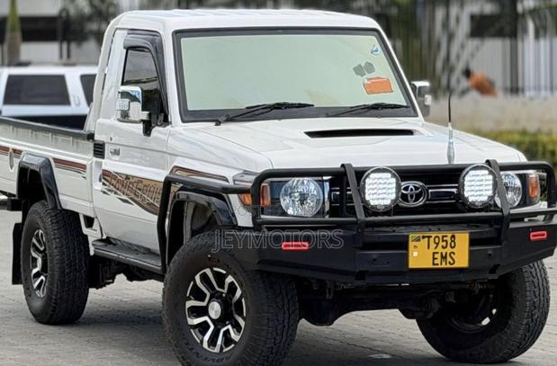 Toyota Land Cruiser 2013 White