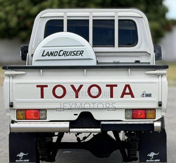 Toyota Land Cruiser 2013 White