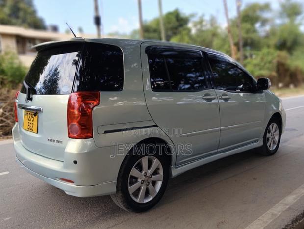 Toyota Raum 2006 Silver
