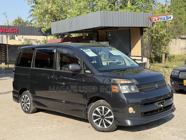 Toyota Voxy 2004 Gray
