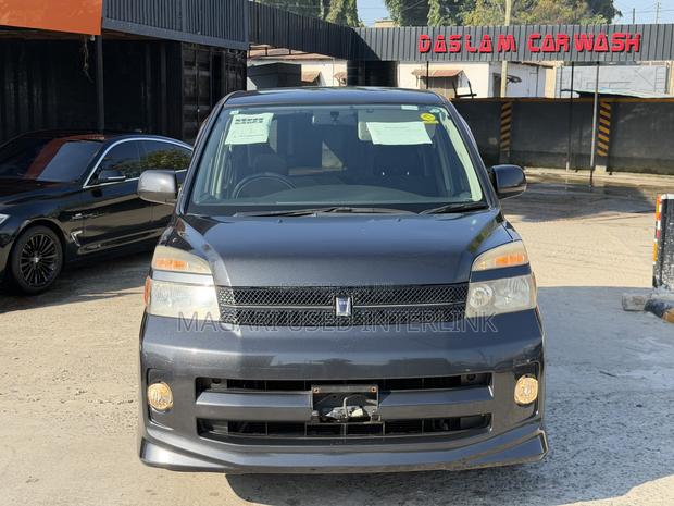 Toyota Voxy 2004 Gray