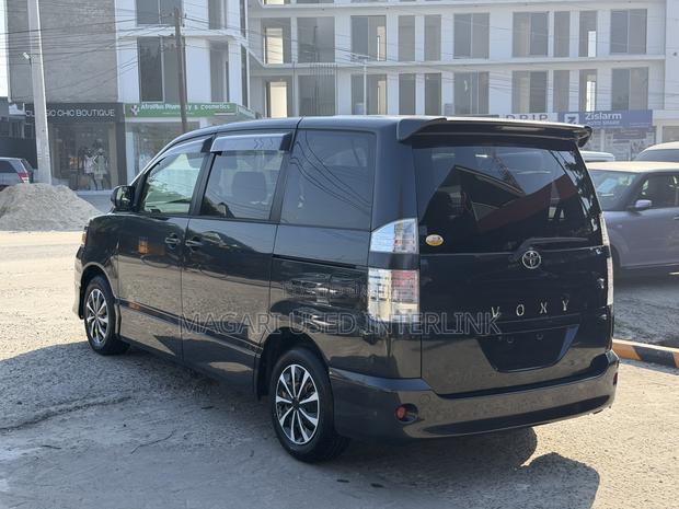Toyota Voxy 2004 Gray