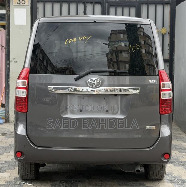 Toyota Noah 2.0 143hp AWD (7 Seater) 2010 Gray
