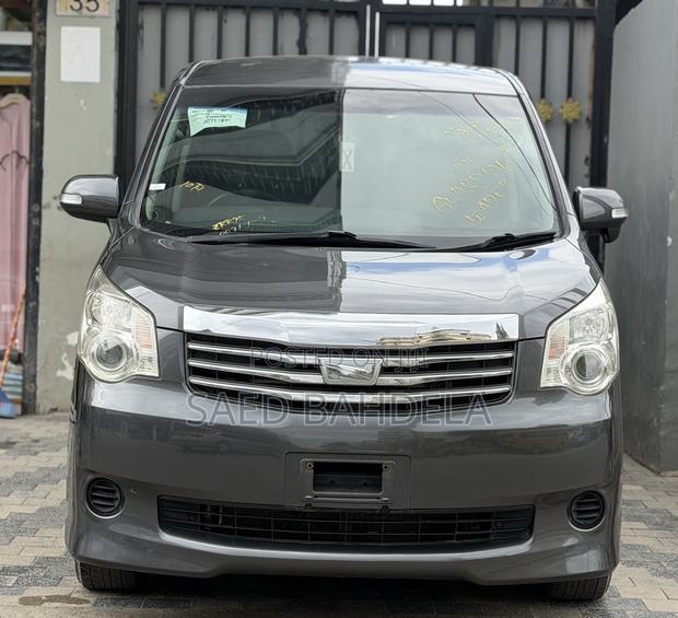 Toyota Noah 2.0 143hp AWD (7 Seater) 2010 Gray