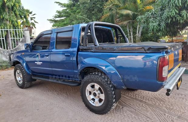 Nissan Hardbody 1992 Blue