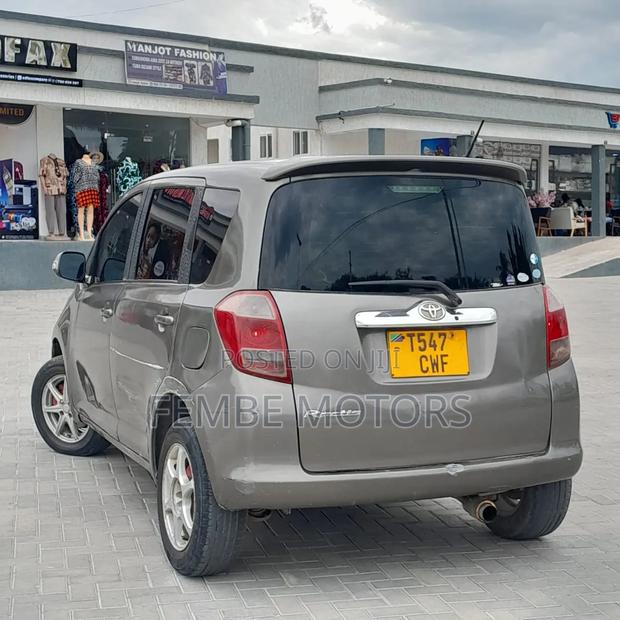 Toyota Ractis 2005 Gray