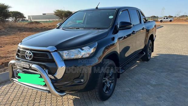 Toyota Hilux 2021 Black