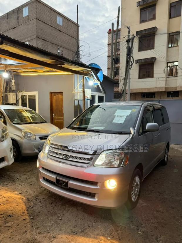 Toyota Noah 2.0 FWD (8 Seater) 2005 Silver