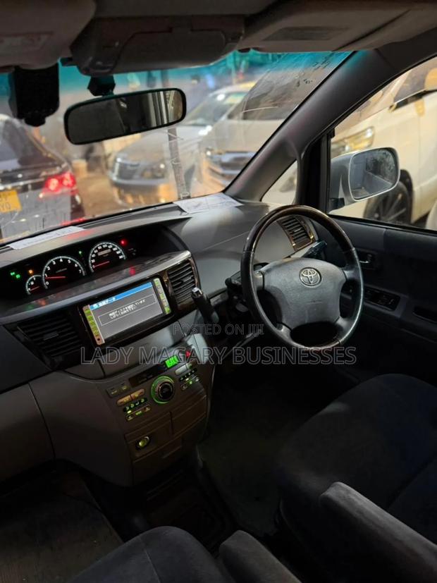 Toyota Noah 2.0 FWD (8 Seater) 2005 Silver