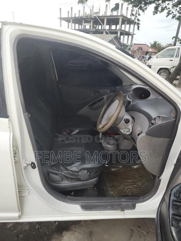 Toyota Platz 2001 White