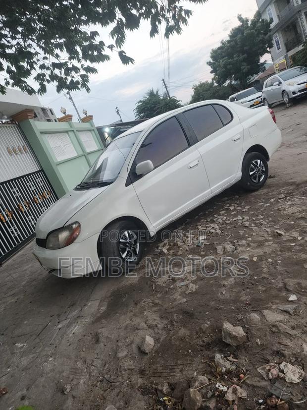 Toyota Platz 2001 White