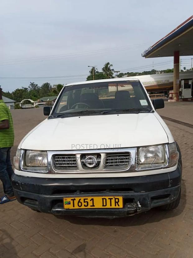 Nissan Hardbody 2007 White