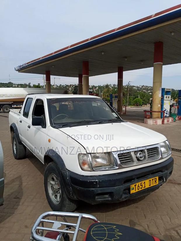 Nissan Hardbody 2007 White