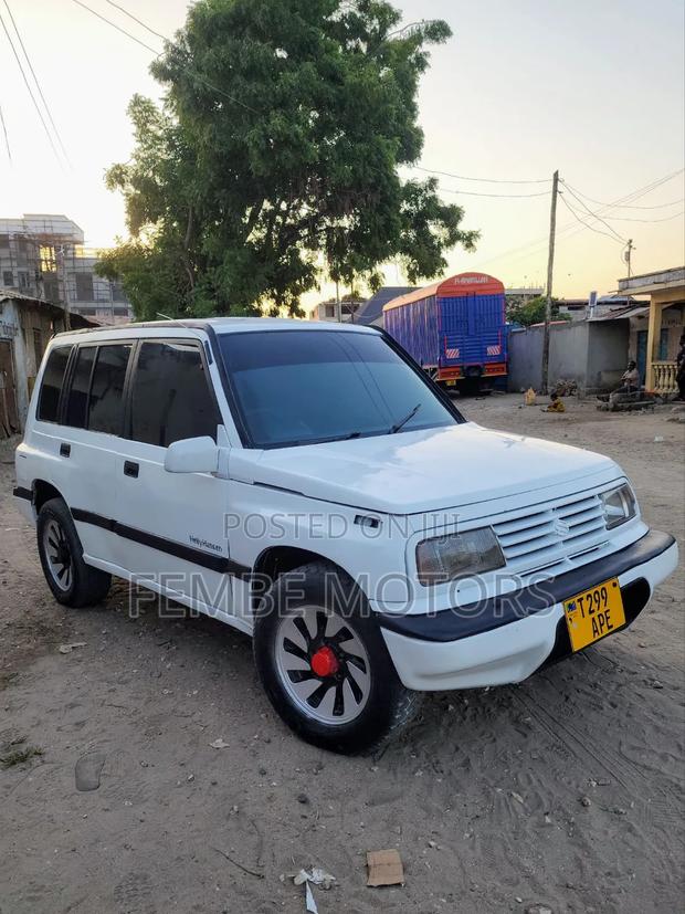 Suzuki Escudo 2003 White