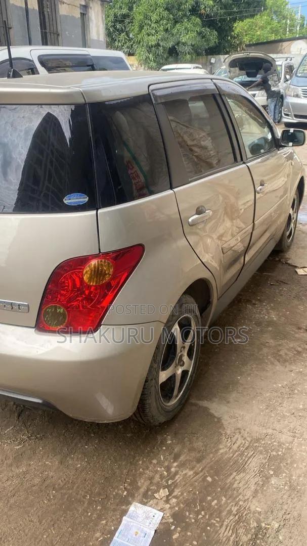Toyota IST 2004 Silver
