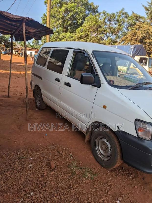 Toyota TownAce Noah 2001 Pearl