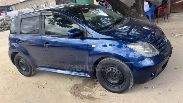 Toyota IST 2005
