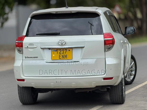 Toyota Vanguard 2010 White