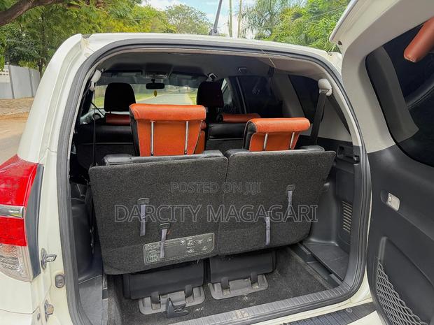 Toyota Vanguard 2010 White