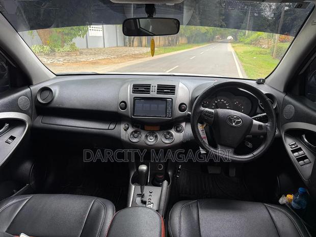 Toyota Vanguard 2010 White