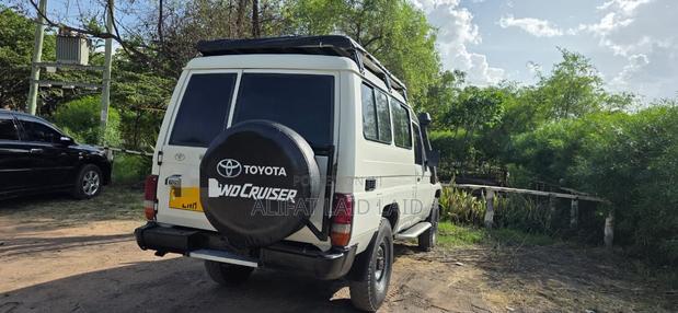 Toyota Land Cruiser 2005 White