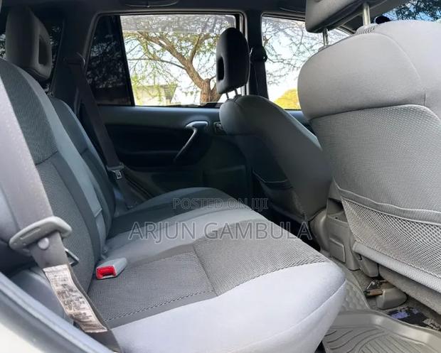 Toyota RAV4 2001 White