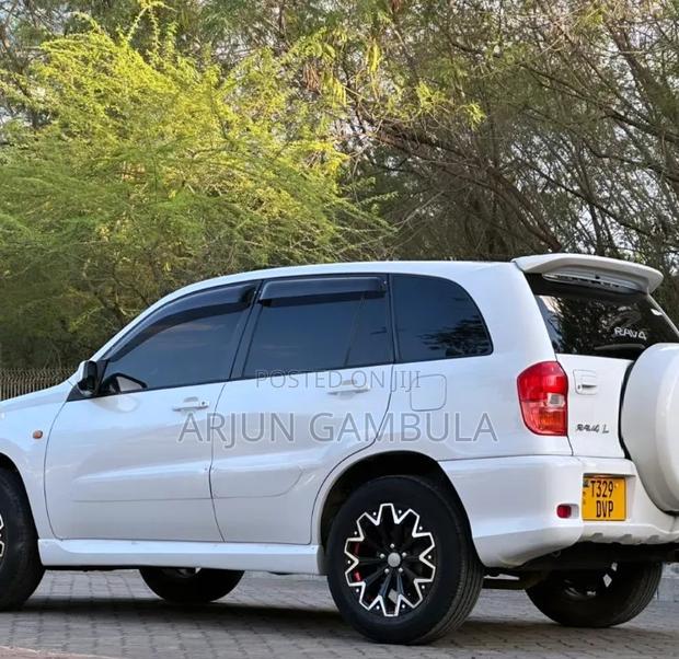 Toyota RAV4 2001 White