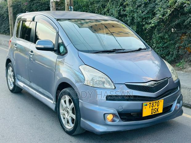 Toyota Ractis 2010 Blue
