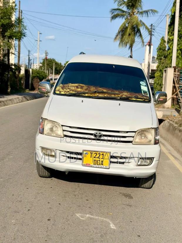 Toyota Noah 2002 White