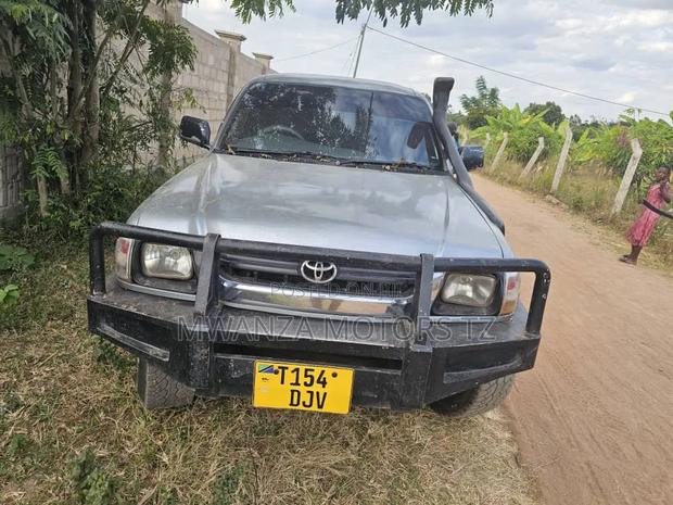 Toyota Hilux 2001 Gray