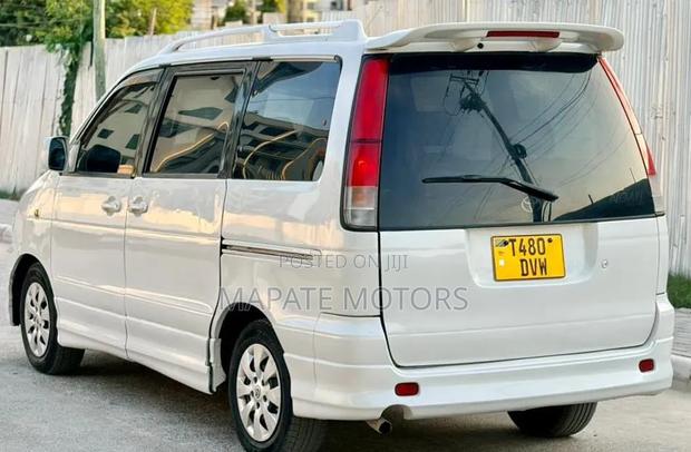 Toyota Noah 2001 White